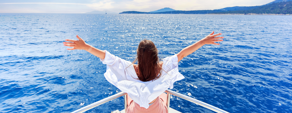 KRF Frau Auf Schiff GI 1791591905 2 951x370 Wellnesskreuzfahrt mit aROSA