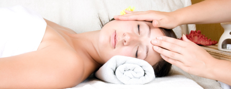 Frau Gesichtsmassage GI 467326981 Paar im SPA